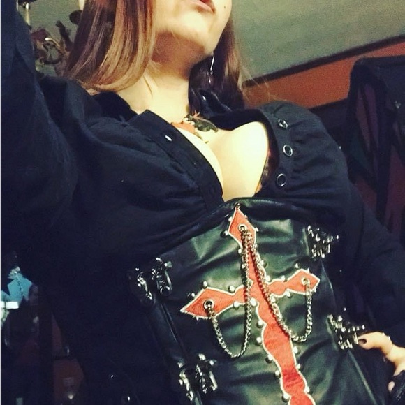 Meet your Posher, Countess - Picture 3 of 8